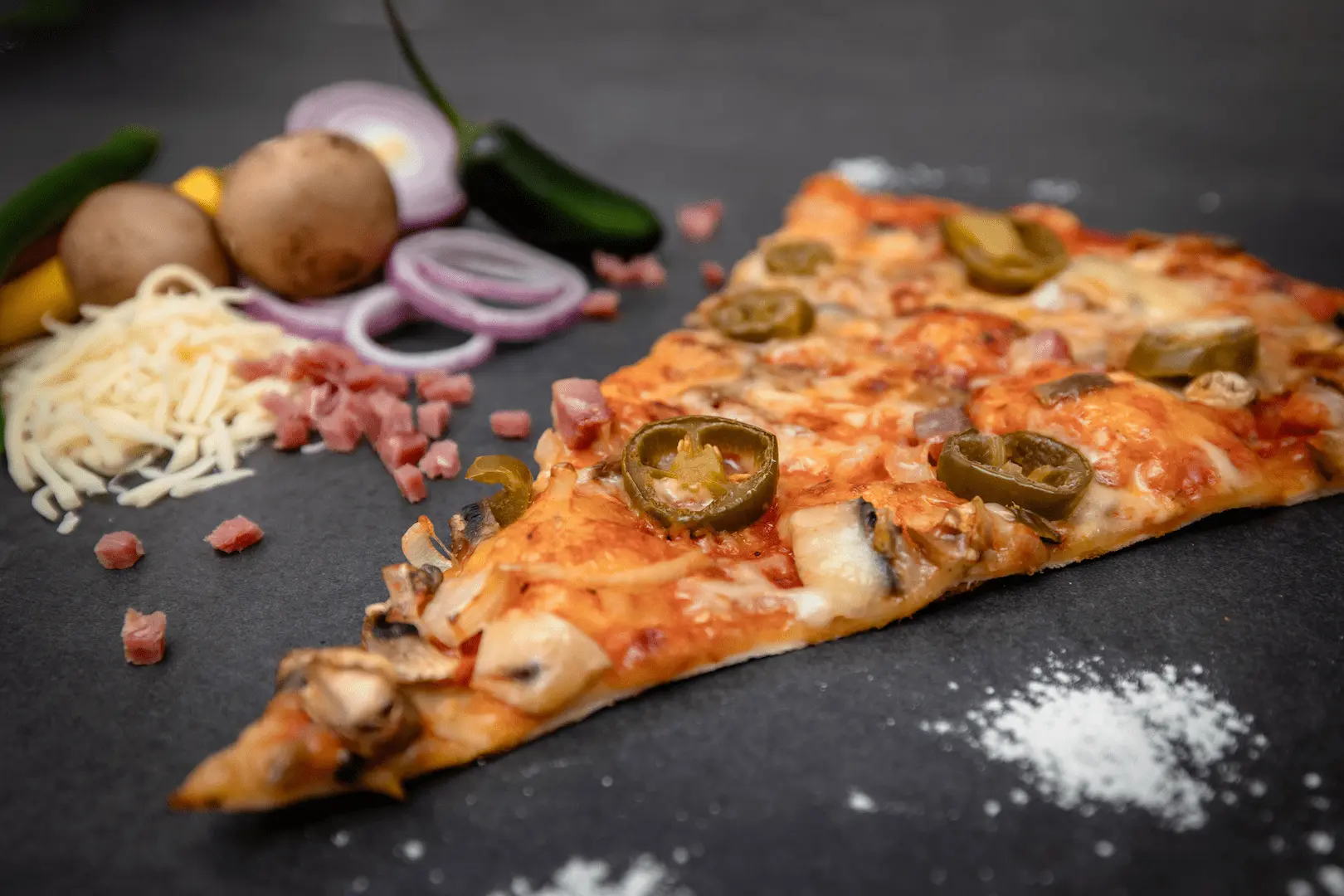 Pizza Catering Brandenburg - eine Stück frischer Pizza aus unserem Foodtruck.