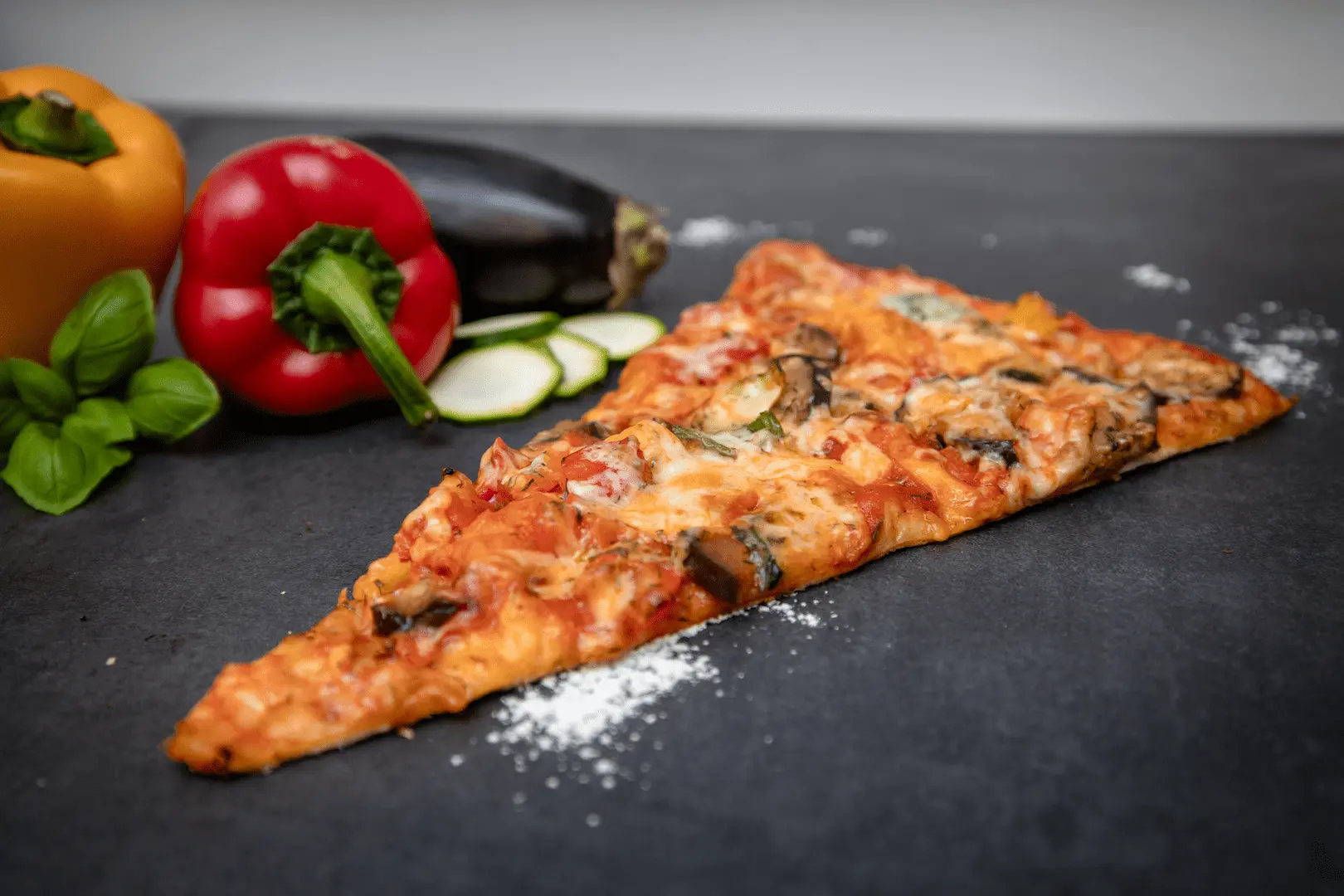 Pizza Catering Brandenburg - eine Stück frischer Pizza aus unserem Foodtruck.