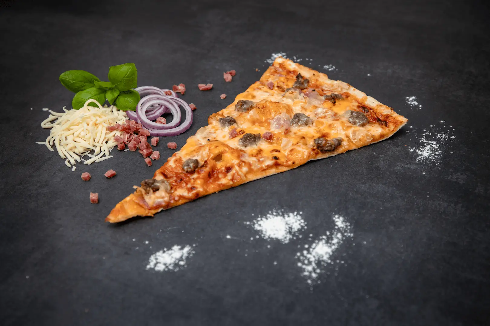 Pizza Catering Brandenburg - eine Stück frischer Pizza aus unserem Foodtruck.