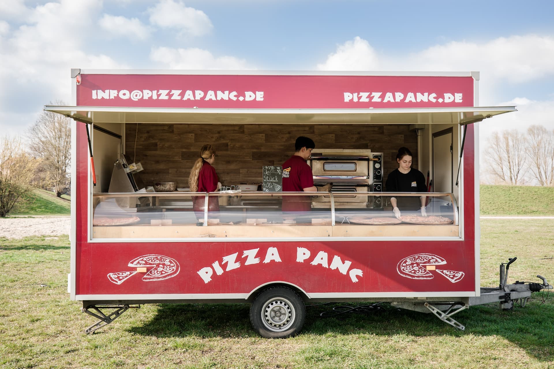 Pizza Catering Brandenburg - eine frische Pizza Margherita auf einem Holzbrett.